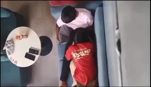 Quay lén em ghệ liếm bú cho em ghệ nơi công cộng