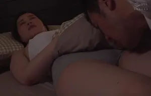3 ngày ông xã đi công tác, vợ ở nhà nữa đêm bị bố chồng yêu mò vào phòng