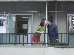 Tiếng rên của chị cạnh nhà sát bên và cậu thanh niên được lái máy bay