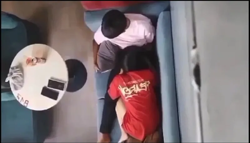 Quay lén em ghệ liếm bú cho em ghệ nơi công cộng