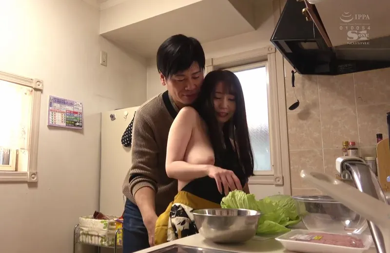 Nghi ngờ vợ cắm sừng, ông chồng lén lắp camera và chứng kiến tất cả